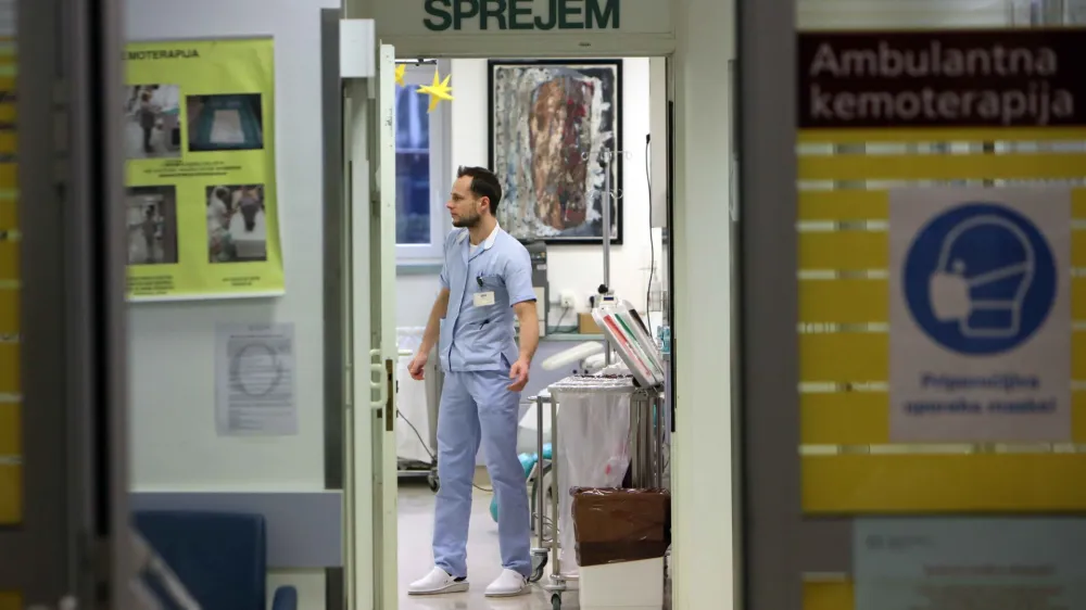 <br>-Simbolična fotografija -<br>kemoterapija<br><br><br>- 15.01.2024 - stavka Sindikata zdravnikov in zobozdravnikov Slovenije &ndash; protest zaradi neuresničenih zavez vlade iz že sklenjenih sporazumov - zbor zaposlenih na Onkolo&scaron;kem in&scaron;titutu Ljubljana<br><br>//FOTO: Tomaž Skale<br>