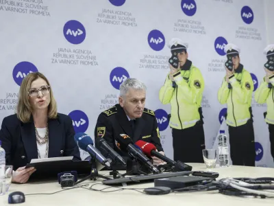 Direktorica AVP Simona Felser in vodja sektorja prometne policije Ivan Kapun s tremi silhuetami policistke z radarji, s katerimi bodo na določenih problematičnih odsekih upočasnjevali prehitre voznike.