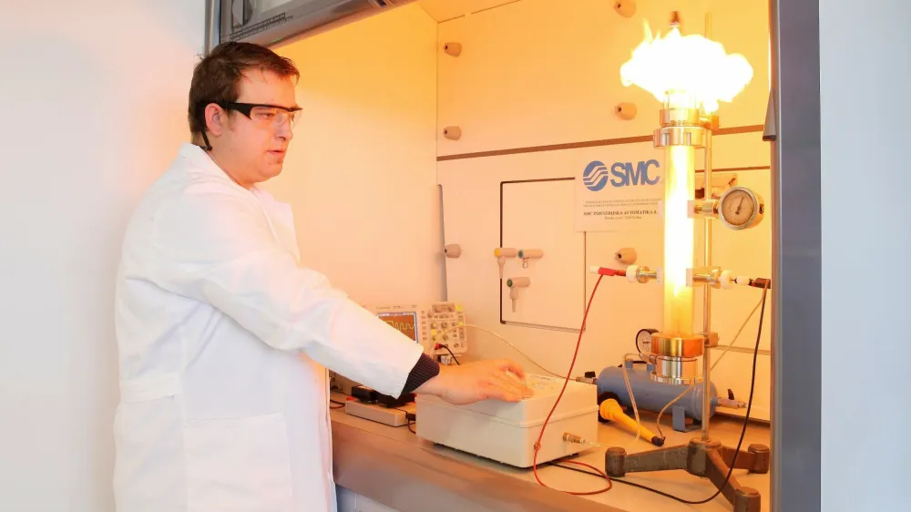 Posledice nezgod na delovnem mestu so danes bistveno resnejše kot v preteklosti, opozarjajo na ljubljanski fakulteti za kemijo in kemijsko tehnologijo. 