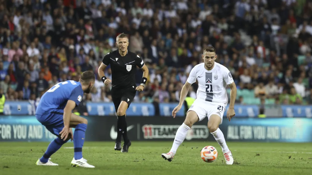 sodnik Orsato, Timi Max Elšnik (desno)<br>- 14.10.2023 – nogomet - Slovenija – Finska, kvalifikacije za EP 2024, 7. krog:<br><br>skupina H<br><br> <br><br>//FOTO: Luka Cjuha