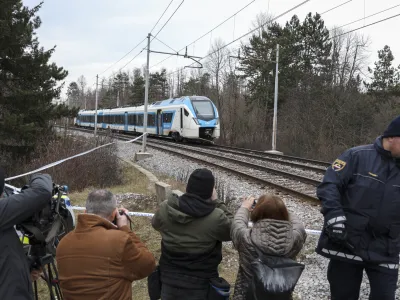 - 21.12.2023 &ndash; Postojna - železni&scaron;ka nesreča &ndash; potni&scaron;ki vlak je zbil &scaron;est delavcev Slovenskih železnic, ki so na tirih opravljali vzdrževalna dela, dve osebi sta umrli, &scaron;tirje huje po&scaron;kodovani - železni&scaron;ka proga na železni&scaron;kem prehodu Rakitnik med Prestrankom in Postojno //FOTO: Jaka Gasar