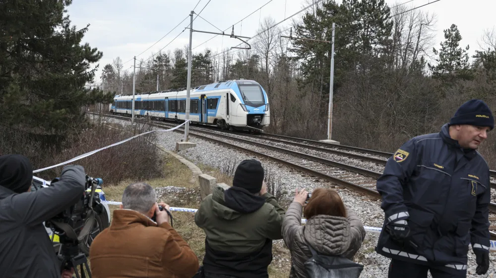 - 21.12.2023 &ndash; Postojna - železni&scaron;ka nesreča &ndash; potni&scaron;ki vlak je zbil &scaron;est delavcev Slovenskih železnic, ki so na tirih opravljali vzdrževalna dela, dve osebi sta umrli, &scaron;tirje huje po&scaron;kodovani - železni&scaron;ka proga na železni&scaron;kem prehodu Rakitnik med Prestrankom in Postojno //FOTO: Jaka Gasar