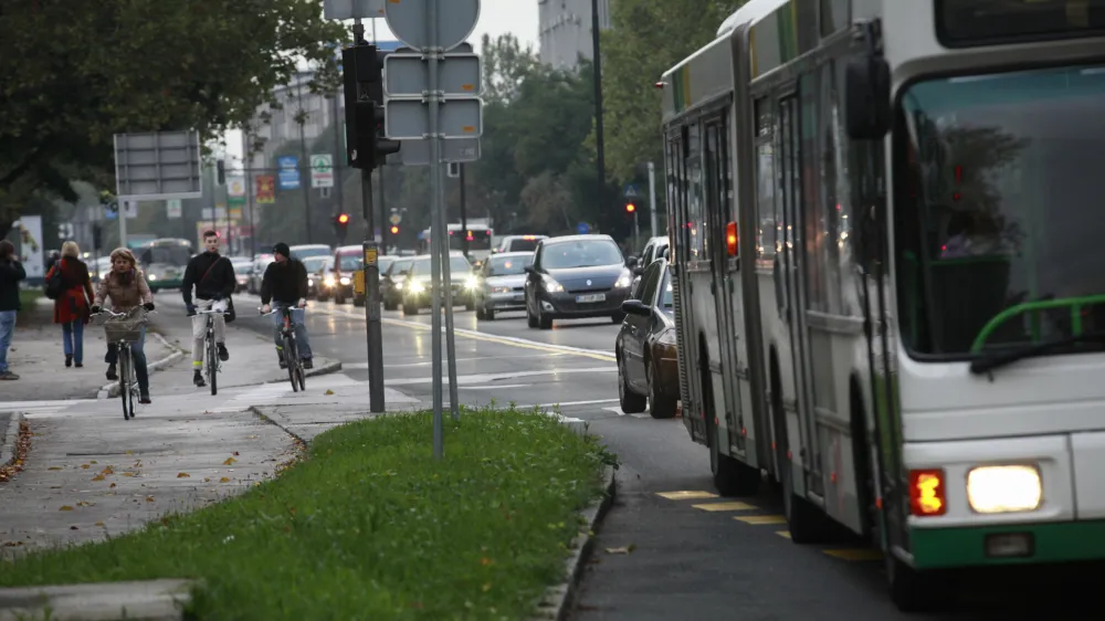 - Celov&scaron;ka cesta 2013 - novi prometni režim - mestni promet - rumeni pas za avtobuse in taksije od Litostrojske do Gosposvetske ceste - avtobus LPP - prometni zastoj -- gost promet z zastoji - zgo&scaron;čen promet - kolesarji - kolesarska steza //FOTO: Luka Cjuha