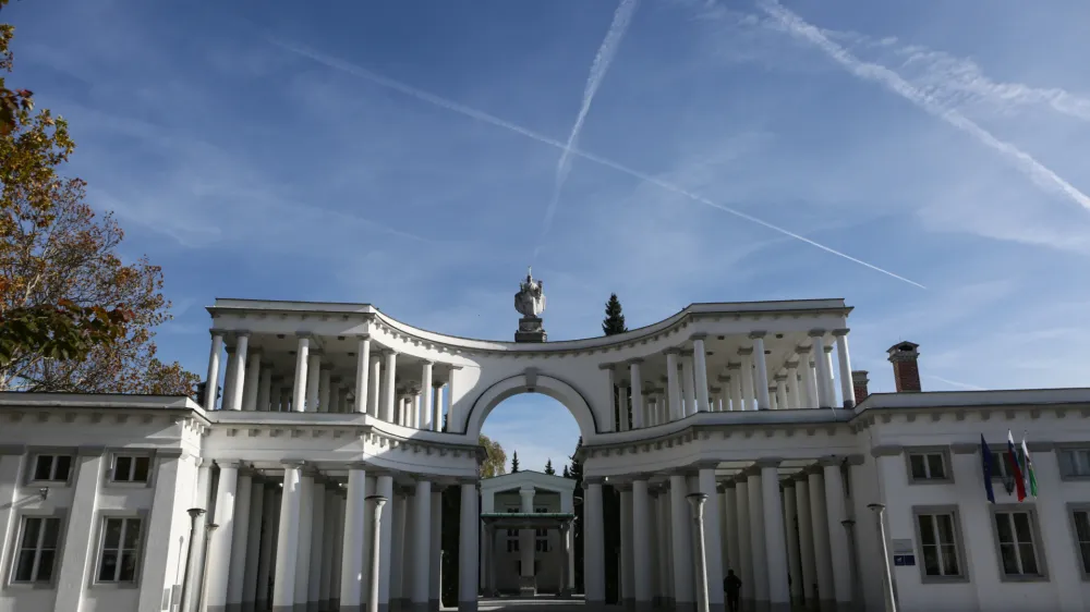 - 26.10.2017 - Pokopališče ljubljanske Žale - urejenje in krašenje grobov - Dan spomina na mrtve in praznik vseh svetih, dan mrtvih - <br> <br> <br>//FOTO: Luka Cjuha.