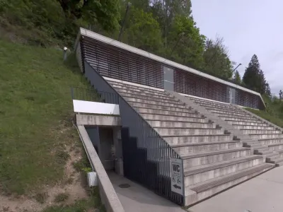 Eno od občinskih javnih strani&scaron;č je pod veliko tribuno ob jezeru.&nbsp;