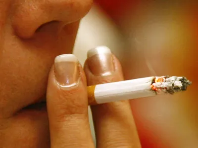 kadilci, cigaret, ženska