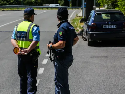 ﻿- slovensko-italijanska policijska patrulja – policija - 01.07.2019 – Sežana - nekdanji mejni prehod Lipica - Slovensko-italijansko mejo začeli nadzorovati mešane slovensko-italijanske policijske patrulje s ciljem zaustaviti nezakonite prehode meja //FOTO: Bojan Velikonja