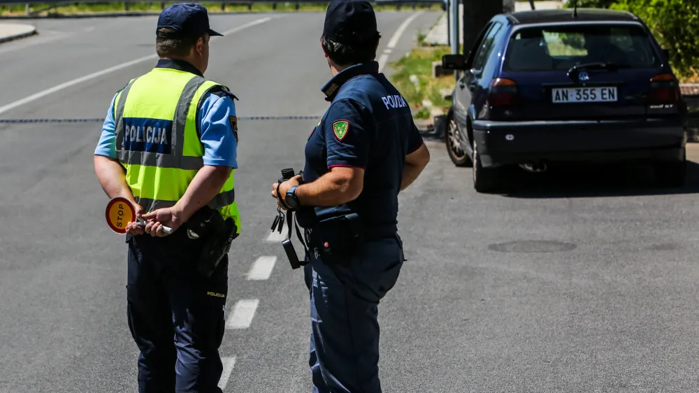 ﻿- slovensko-italijanska policijska patrulja – policija - 01.07.2019 – Sežana - nekdanji mejni prehod Lipica - Slovensko-italijansko mejo začeli nadzorovati mešane slovensko-italijanske policijske patrulje s ciljem zaustaviti nezakonite prehode meja //FOTO: Bojan Velikonja