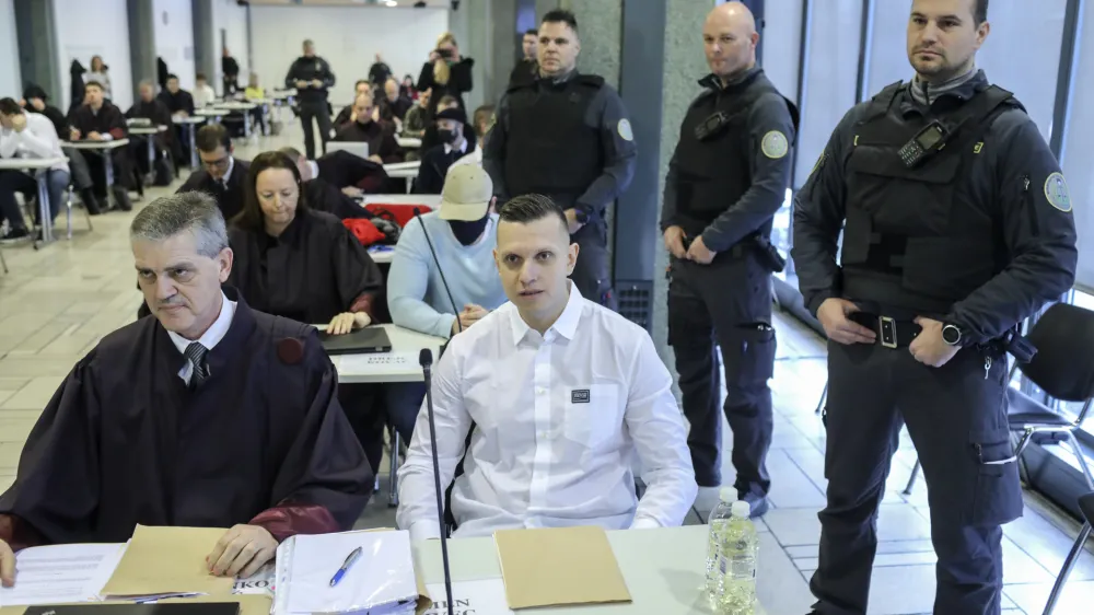 prvoobtoženi Klemen Kadivec in odvetnik Branko Gvozdić<br><br>- 24.01.2023 – glavna obravnava primer Kavaški klan –– sojenje domnevnim članom slovenskega dela Kavaškega klana, ta izvira iz Črne gore – tožilstvo očita, da naj bi vsaj od decembra 2018 do maja 2021 na območju več držav v okviru hierarhično organizirane kriminalne združbe na veliko trgovali z drogo.<br><br>//FOTO: Jaka Gasar