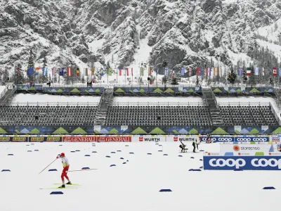 - prazna tribuna za navijače tekačev na smučeh<br><br>- 28.02.2023 – Planica - planiški prostovoljci - 43. Svetovno prvenstvo v nordijskem smučanju PLANICA 2023<br><br> <br><br>//FOTO: Nik Erik Neubauer