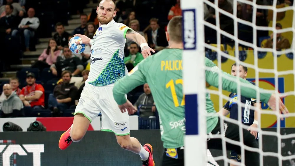 Handball - EHF 2024 Men's European Handball Championship - Main Round - Slovenia v Sweden - Barclays Arena, Hamburg, Germany - January 17, 2024 Slovenia's Borut Mackovsek in action REUTERS/Cathrin Mueller
