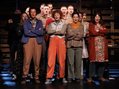 Prizor z vaje za predstavo Umetnost vojne/Umetnost miru, ki je nastala v okviru programa Mlado Mladinsko, v režiji Ane Duša pa bo premierno uprizorjena nocoj. 