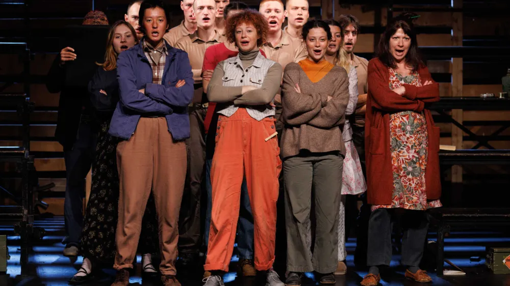 Prizor z vaje za predstavo Umetnost vojne/Umetnost miru, ki je nastala v okviru programa Mlado Mladinsko, v režiji Ane Duša pa bo premierno uprizorjena nocoj. 