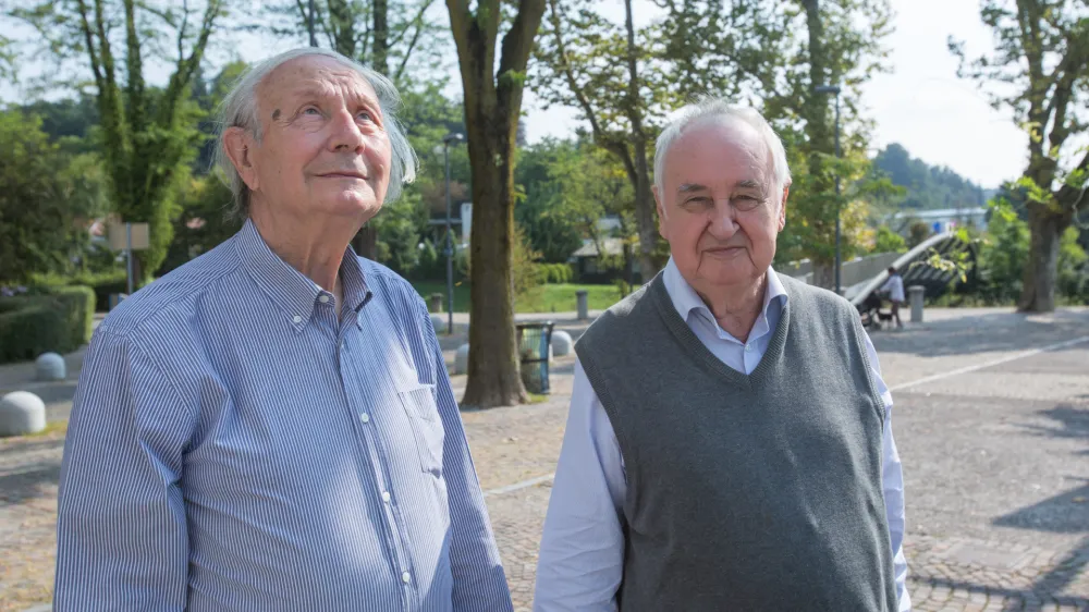 ﻿upokojeni profesor ljubljanske fakultete za arhitekturo arhitekt Peter Kerševan in arhitekt Milan Kovač, priznani strokovnjak za ohranjanje arheološke dediščine in situ.   - 07.09.2016 - Park Špica v Ljubljani - Prule  ..//FOTO: Maja Marko