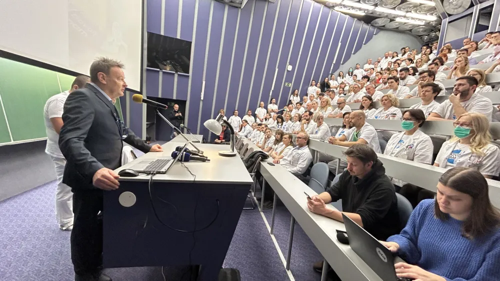 Vlada si je odprto fronto s Fidesom deloma zakuhala sama, njeno reševanje pa bo vse prej kot enostavno.