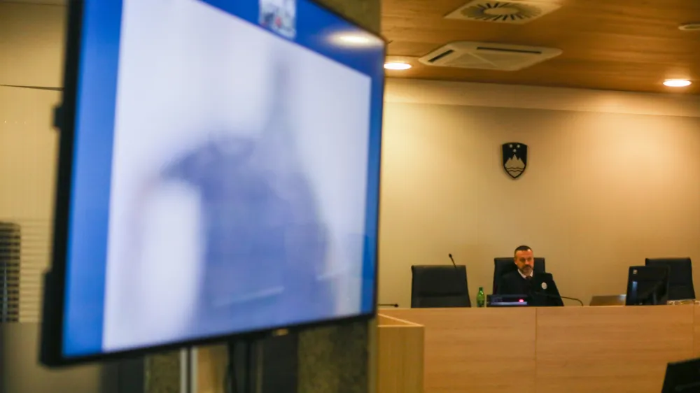 sodnik Tomaž Bromše<br><br>Alen Bajc prek video povezave s tožilstvom podpisal sporazum o priznanju krivde<br> <br>- 06.01.2023 – sojenje primer Kavaški klan - nadaljevanje predobravnavnih narokov domnevnim članom slovenskega dela Kavaškega klana, ta izvira iz Črne gore – tožilstvo očita, da naj bi vsaj od decembra 2018 do maja 2021 na območju več držav v okviru hierarhično organizirane kriminalne združbe na veliko trgovali z drogo.<br> <br>//FOTO: Bojan Velikonja<br> 