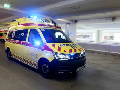 ﻿simbolična fotografija - nujna medicinska pomoč - reševalno vozilo - rešilec<br><br><br>- 25.09.2018 - Kirurška klinika UKC Ljubljana - Urgentni kirurški blok - urgenca - reanimacijski prostor – ogled simulacije na mestu dejanskega sprejema politravmnatiziranega poškodovanca //FOTO: Luka Cjuha.