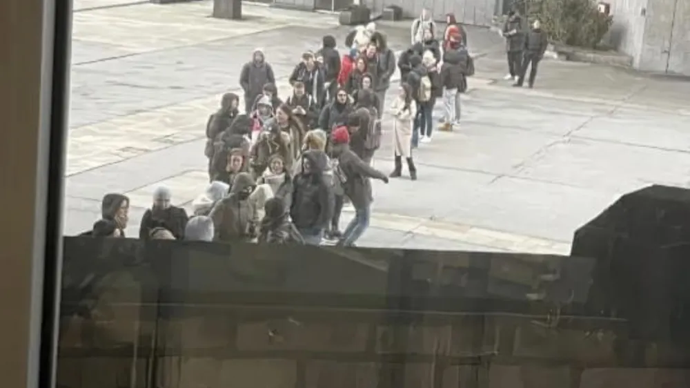 V nedeljo zjutraj se je pred Centralno tehniško knjižnico vila dolga čakalna vrsta. 