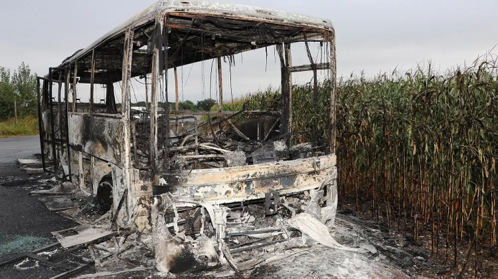 Osumljeni so avtobus najprej ukradli, ga odpeljali in zažgali v Hočah. Škode je za 145 tisoč evrov.