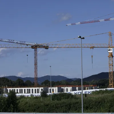 - gradbeni žerjav - gradbeništvo <br><br>- 28.06.2023 - novi moški zapor Dobrunje - Zavod za prestajanje kazni zapora Ljubljana - gradnja novega zaporskega kompleksa ob Litijski cesti, vzhodno od ljubljanske obvoznice<br><br> <br><br>//FOTO: Luka Cjuha