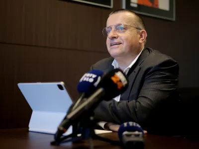 Ljubljana, Elektroncek Group.<br>Novinarska konferenca podjetja Elektroncek Group, na kateri je Joc Pececnik predstavil stanje in nacrte v zvezi s podjetjema Costella in Moda MI&LAN.