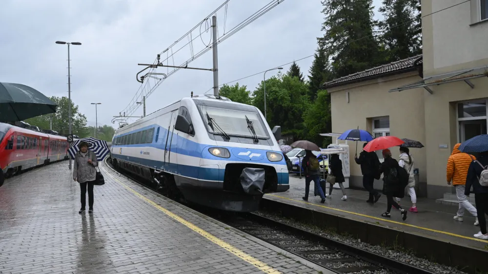 - 11.05.2023 - Iztirjen vlak v Kresnicah s 50 potniki. //FOTO: Nik Erik Neubauer