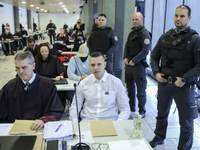 prvoobtoženi Klemen Kadivec in odvetnik Branko Gvozdić<br><br>- 24.01.2023 – glavna obravnava primer Kavaški klan –– sojenje domnevnim članom slovenskega dela Kavaškega klana, ta izvira iz Črne gore – tožilstvo očita, da naj bi vsaj od decembra 2018 do maja 2021 na območju več držav v okviru hierarhično organizirane kriminalne združbe na veliko trgovali z drogo.<br><br>//FOTO: Jaka Gasar