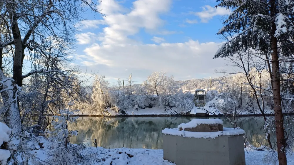 Tako kot v lanski ujmi uničena stara brv bo tudi nov viseči most Vikrče–Medno pomembna povezava za pešce in kolesarje. 