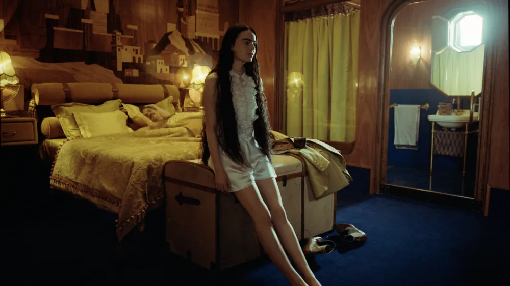 Nesrečna bitja<br>Emma Stone in POOR THINGS. Photo by Yorgos Lanthimos. Courtesy of Searchlight Pictures. © 2023 20th Century Studios All Rights Reserved.