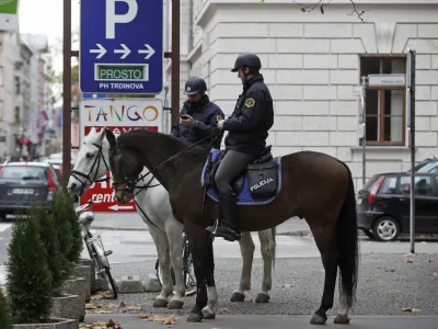 Policija je povečala prisotnost policistov na terenu, tudi konjenice. 