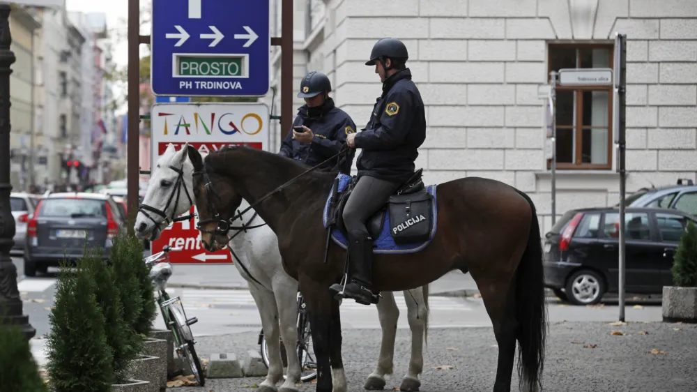 Policija je povečala prisotnost policistov na terenu, tudi konjenice. 
