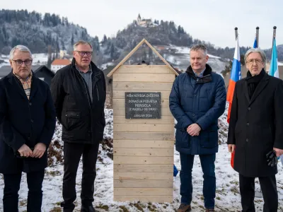 Temeljni kamen za novo hišo so položili (od leve) minister za gospodarstvo Matjaž Han, direktor podjetja Pergola Vidko Švajger, slovenjgraški župan Tilen Klugler in državni sekretar za obnovo Boštjan Šefic. Foto: Aleš Uršej