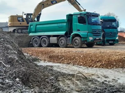 Odvažanje zemlje na lokaciji Brilejeva ulica v Ljubljani, gradnja novih stolpnic na območju rekreacijskih površin.