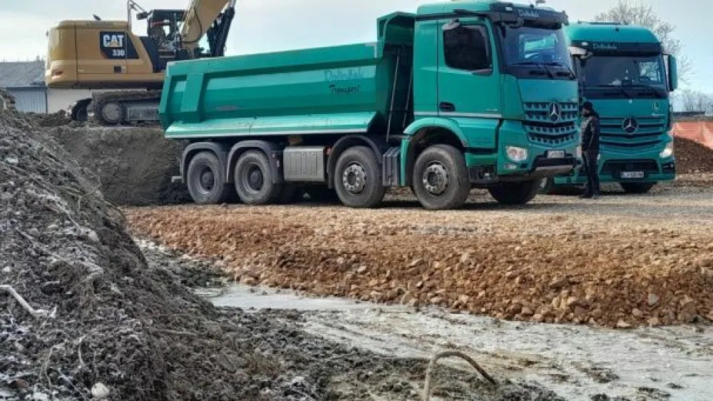 Odvažanje zemlje na lokaciji Brilejeva ulica v Ljubljani, gradnja novih stolpnic na območju rekreacijskih površin.