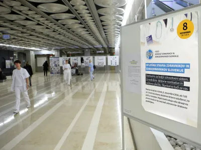 ﻿- Sindikat zdravnikov in zobozdravnikov Slovenije - zbor zdravnikov, kjer so predstavili potek pogajanj in zdravniške strokovne zahteve - simbolična fotografija - zdravstvo - zdravniki - - 10.11.2016 - Univeritetni klinični center UKC Ljubljana - splošna stavka zdravnikov in zobozdravnikov FIDES - protest v obliki omejitve dela stavkajočih zdravnikov na 40 ur tedensko //FOTO: Tomaž Skale