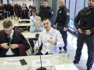 prvoobtoženi Klemen Kadivec in odvetnik Branko Gvozdić<br><br>- 24.01.2023 – glavna obravnava primer Kavaški klan –– sojenje domnevnim članom slovenskega dela Kavaškega klana, ta izvira iz Črne gore – tožilstvo očita, da naj bi vsaj od decembra 2018 do maja 2021 na območju več držav v okviru hierarhično organizirane kriminalne združbe na veliko trgovali z drogo.<br><br>//FOTO: Jaka Gasar