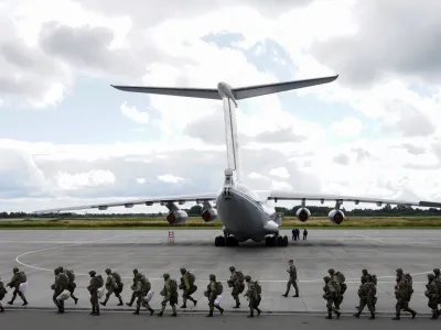 Ruski vojaki se na arhivski fotografiji vkrcavajo na vojaško letalo iljušin Il-76, kakršno je strmoglavilo v ruski regiji Belgorod, ki meji na Ukrajino. Foto: Reuters