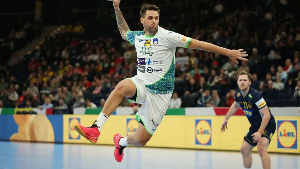 Handball - EHF 2024 Men's European Handball Championship - Main Round - Slovenia v Sweden - Barclays Arena, Hamburg, Germany - January 17, 2024 Slovenia's Dean Bombac in action REUTERS/Cathrin Mueller