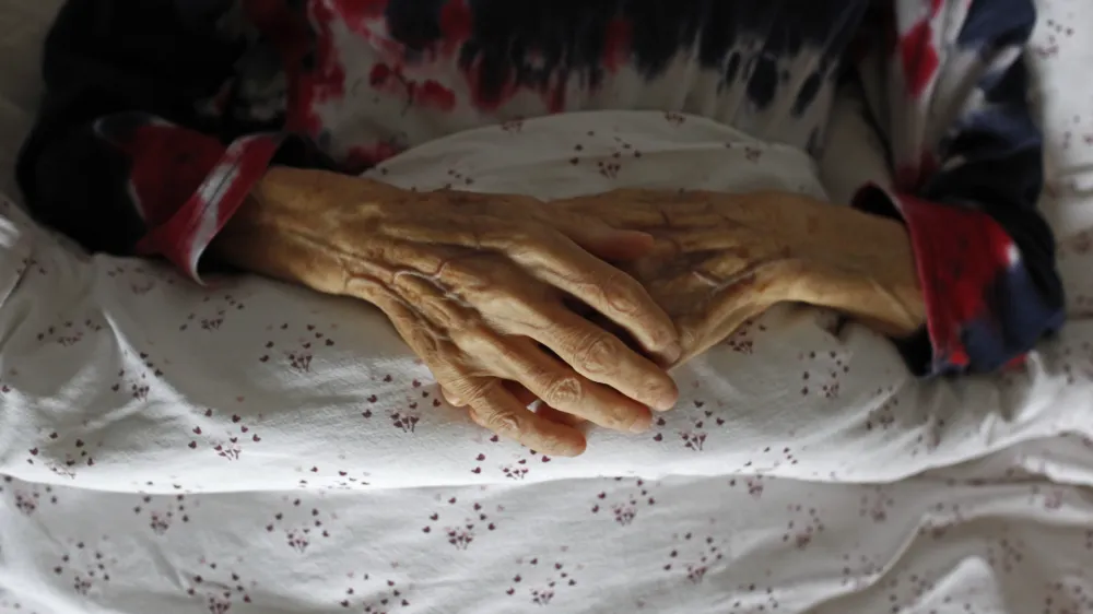 - ilustrativna fotografija - starost<br><br><br>- Hiša hospic - namenjena bivanju neozdravljivim bolnikom in nego umirajočim,, Hradeckega 20, //FOTO: Jaka Gasar