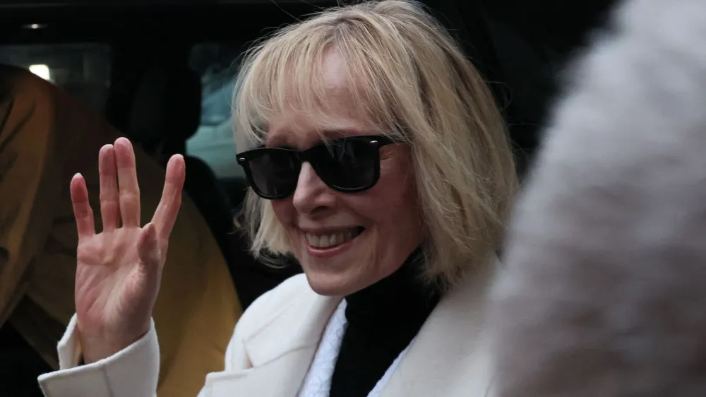 E. Jean Carroll waves outsidte the Manhattan Federal Court, after the verdict in the second civil trial after she accused former U.S. President Donald Trump of raping her decades ago, in New York City, U.S., January 26, 2024. REUTERS/Brendan Mcdermid 
