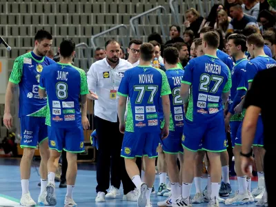 Koper, 12.03.2023rokomet reprezentanca Slovenije, Kvalifikacije za EP 2024, 3. krog, Slovenija: rna gora 37:30 (18:16)trener Uro Zorman in igralci, time out