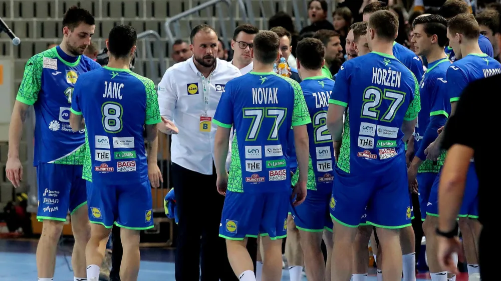 Koper, 12.03.2023rokomet reprezentanca Slovenije, Kvalifikacije za EP 2024, 3. krog, Slovenija: rna gora 37:30 (18:16)trener Uro Zorman in igralci, time out