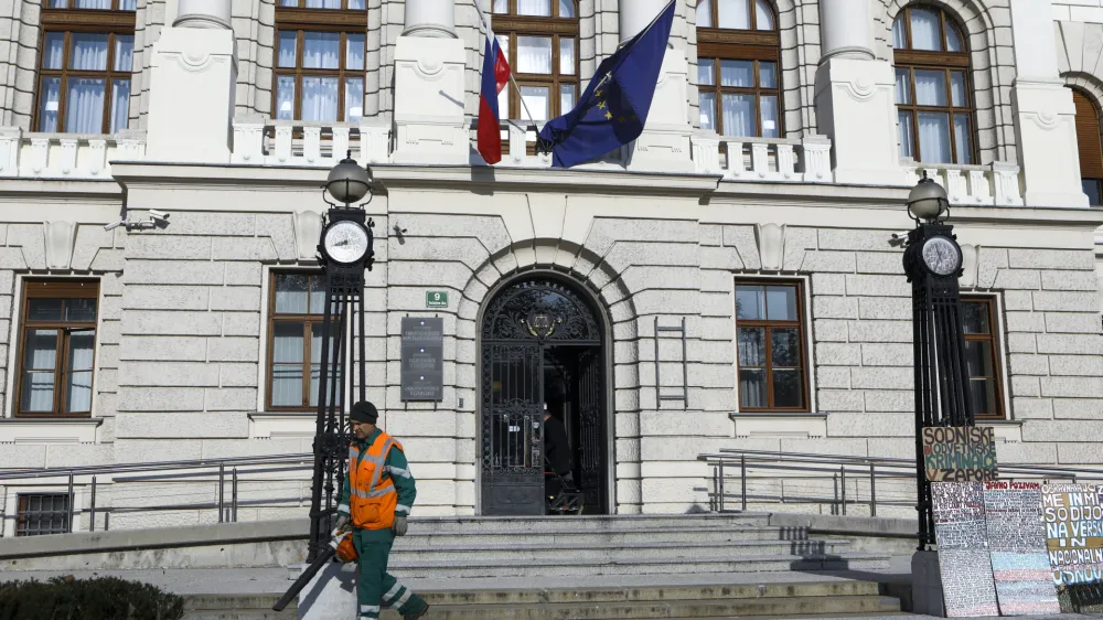 Na pravosodnem ministrstvu želijo zaradi pomanjkanja in starostne strukture sodnih izvedencev, tolmačev in cenilcev spremeniti pogoje za njihovo imenovanje. 