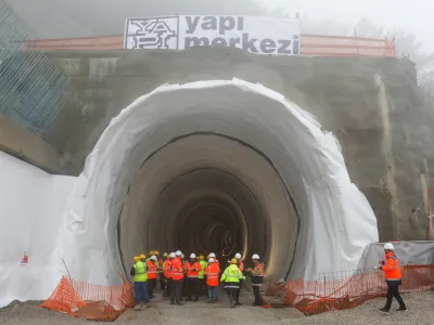V podjetju 2TDK pravijo, da ves čas izvajanja projekta drugi tir od slovenskih in tujih podjetij zahtevajo spoštovanje tako slovenske delovnopravne zakonodaje kot celotnega slovenskega pravnega reda. F