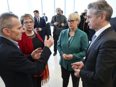 Županja Črne na Koroškem Romana Lesjak (v rdečem) je na težave na terenu opozorila tudi predsednika vlade Roberta Goloba in predsednico republike Natašo Pirc Musar. 