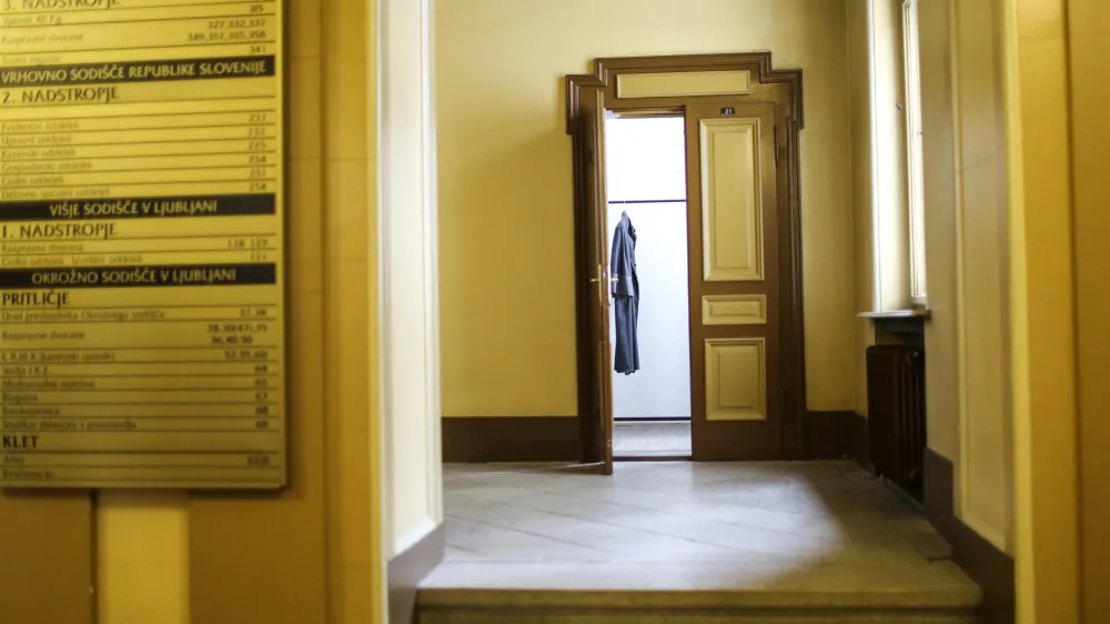 - simbolična fotografija 2014 - tožilska toga - službeno oblačilo sodnika - sodnik - pravosodje - pravo - pravičnost - pravica - pravni sistem - tožilstvo - sodna oblast - sodi&scaron;ča - sodi&scaron;če - <br>   //FOTO: Jaka Gasar