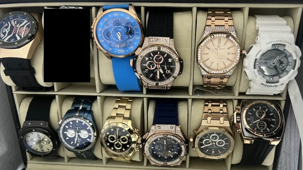 Iz stanovanjske hiše v Mariboru so poleg več ur prestižnih blagovnih znamk odnesli tudi zlatnino in gotovino. 