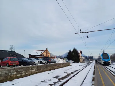 Ukrepi nove parkirne politike v Medvodah bodo v veljavi po sprejetju na eni od prihodnjih občinskih sej. Na fotografiji je vselej oblegana železniška postaja.