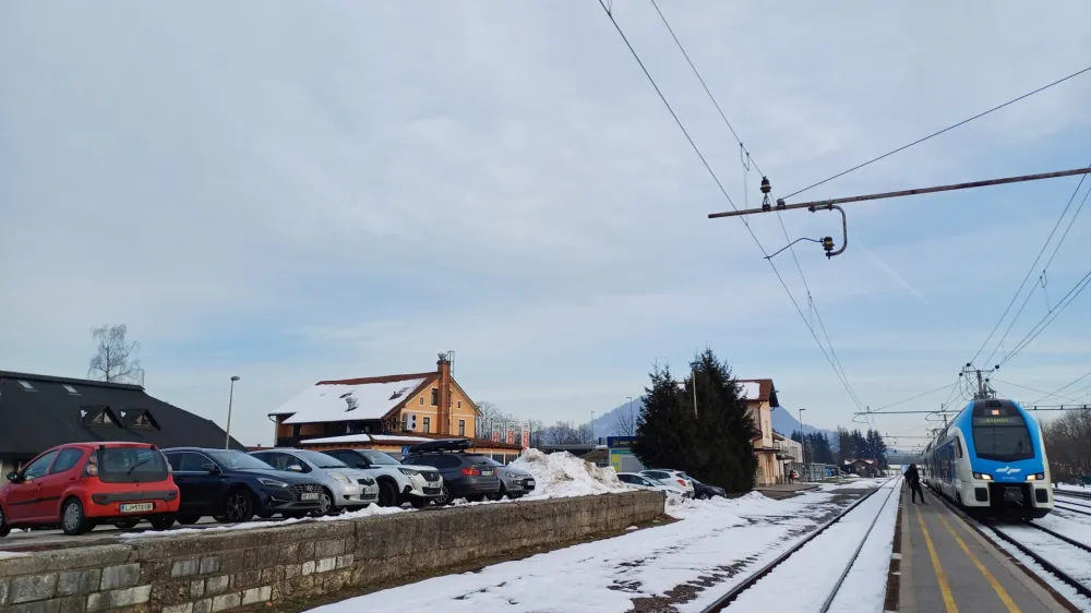 Ukrepi nove parkirne politike v Medvodah bodo v veljavi po sprejetju na eni od prihodnjih občinskih sej. Na fotografiji je vselej oblegana železniška postaja.