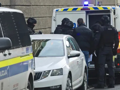 Maribor - Ulica talcev - Družba - Kronika - Specialna enota policije v akciji pri mariborskih zaporih - - Avtor: Andrej Petelinšek